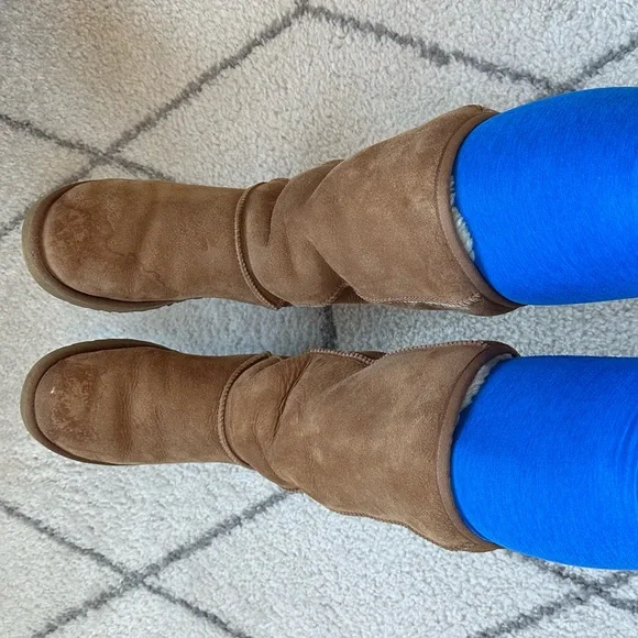 Ugg Classic Shearling Lined Boot in good used condition - Picture 10 of 13